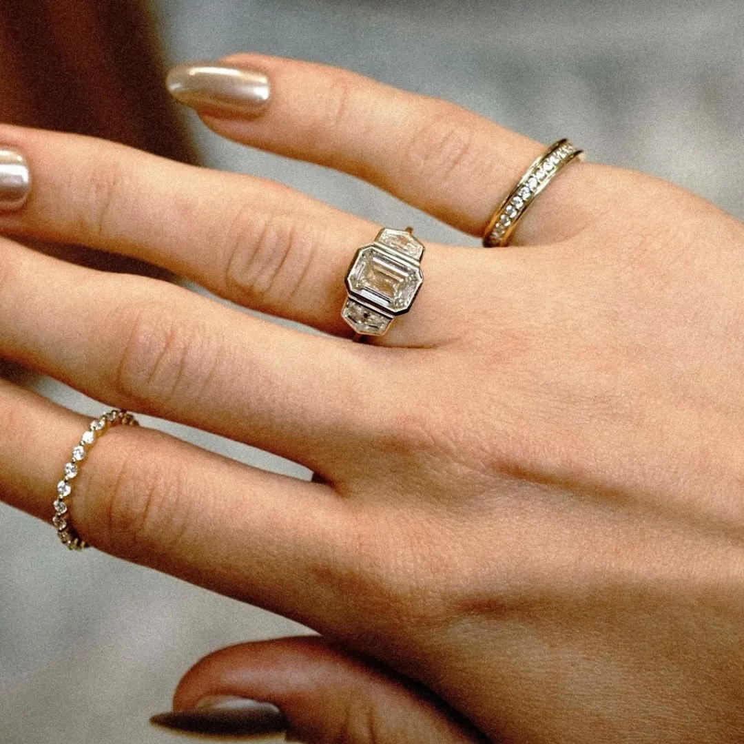 /public/photos/live/Emerald Trapezoid Moissanite Three Stone Engagement Ring 520 (3).webp
